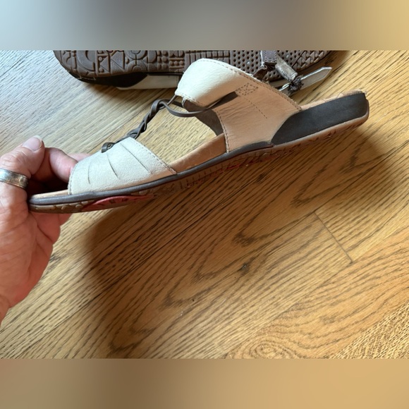 Merrell cream and brown leather sandals with back strap - Picture 5 of 12